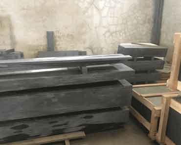 Stacked VALONGO BLACK™ slate slabs ready for shipment