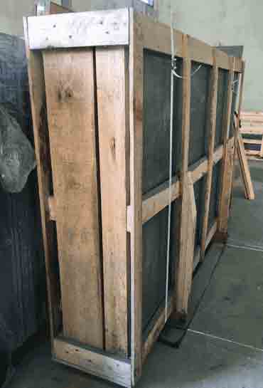 VALONGO BLACK™ slate slabs securely packed in wooden crate