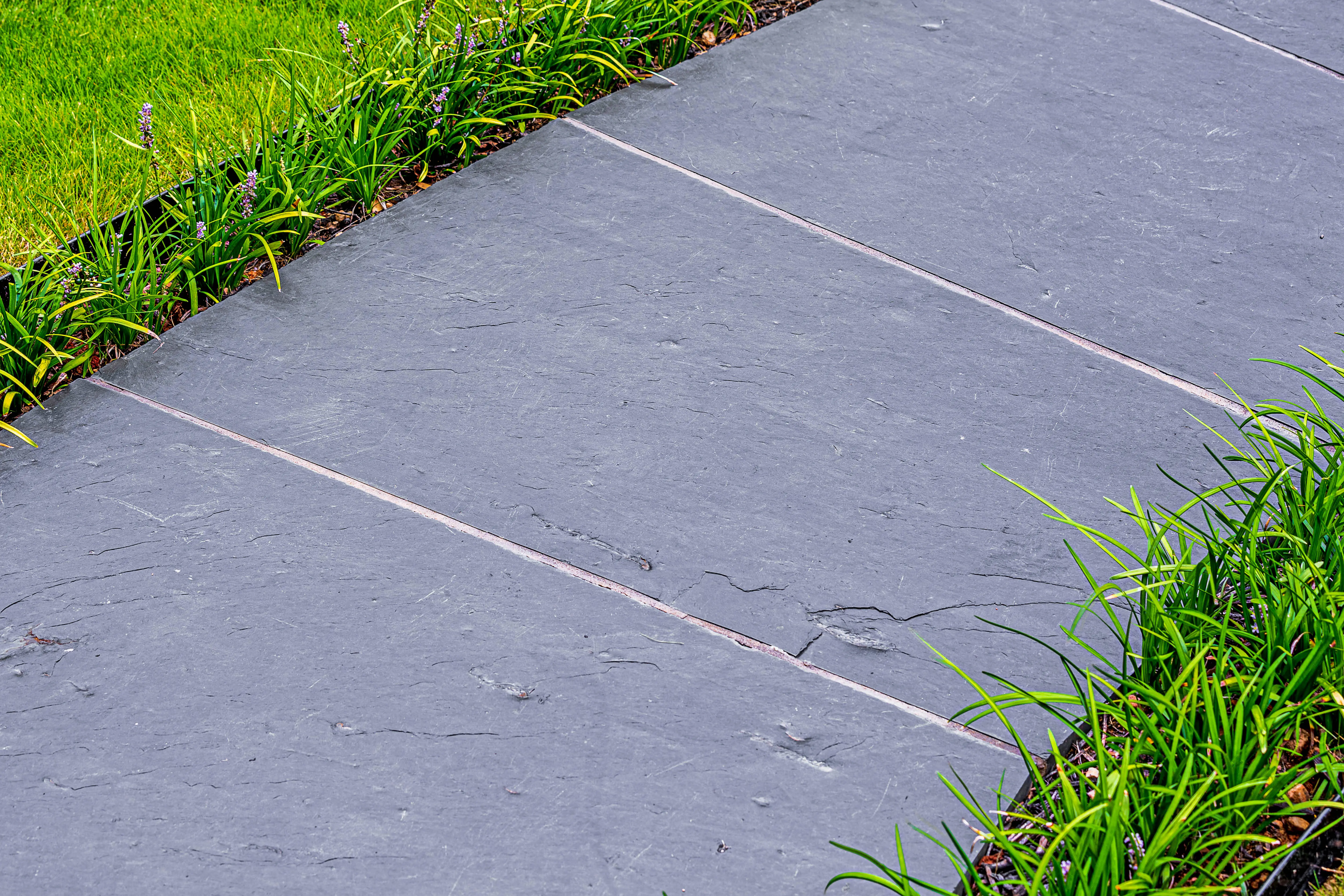 VALONGO BLACK™ Natural Cleft 2 cm Exterior Walkway